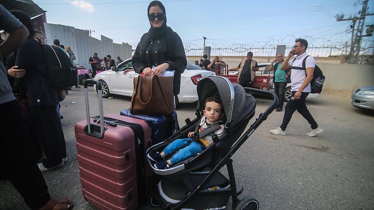 In Rafah hoffen viele Palästinenser darauf, dass Ägypten den Grenzübergang öffnet.