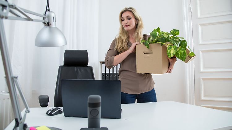 Wer eine Kündigung bekommt und direkt freigestellt wird, muss das Büro oft sofort räumen. Anspruch aufs Gehalt hat man während der Freistellung dennoch.