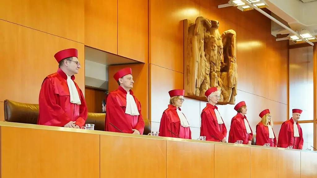 Der-Zweite-Senat-des-Bundesverfassungsgerichts-kommt-in-den-Verhandlungssaal