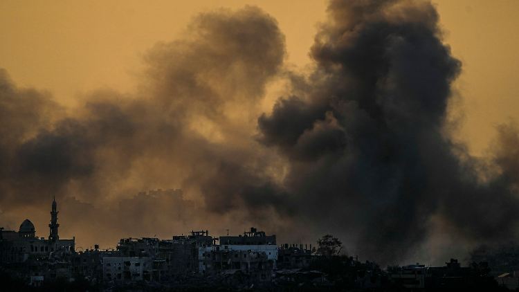 Nach einem israelischen Angriff steigt Rauch über dem Gazastreifen auf.