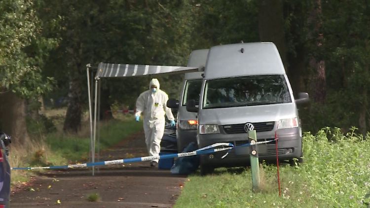 Mitarbeiter der Spurensicherung sind in dem Waldstück zwischen Großburgwedel und Fuhrberg im Einsatz. 