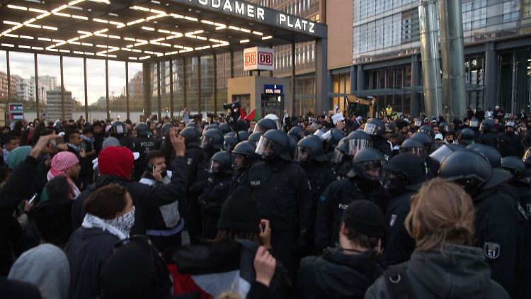 Polizisten sind bei einer verbotenen Pro-Palästina-Demonstration am Potsdamer Platz im Einsatz.
