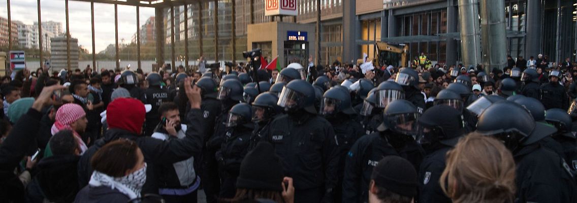Polizisten sind bei einer verbotenen Pro-Palästina-Demonstratin am Potsdamer Platz im Einsatz.