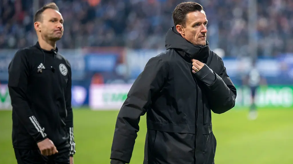 Fussball-Bundesliga-VfL-Bochum-VfB-Stuttgart-18-Spieltag-Vonovia-Ruhrstadion-Schiedsrichter-Bastian-Dankert-l-und-Christian-Gentner-Leiter-der-Lizenzspielerabteilung-gehen-zu-den-Fans