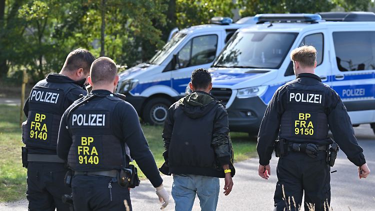 Laut Polizeigewerkschaft liegen Tausende Handys in den Dienststellen herum. 