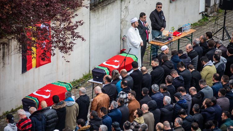 Zahlreiche Trauernde nehmen vor der DITIB Moschee Sindelfingen an einem Gebet für die Ermordeten teil. 