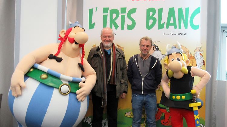 Didier Conrad (2.v.l) und Fabcaro (2.v.r) bei der Vorstellung von Details zum neuen Album "Die weiße Iris".