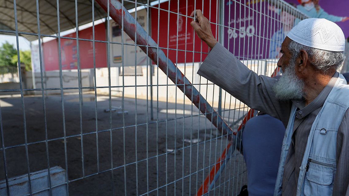 Doch nach dem israelischen Beschuss auf den Gazastreifen ist der Übergang von ägyptischer Seite blockiert. Beobachtern zufolge will Ägypten einen größeren Zustrom ...