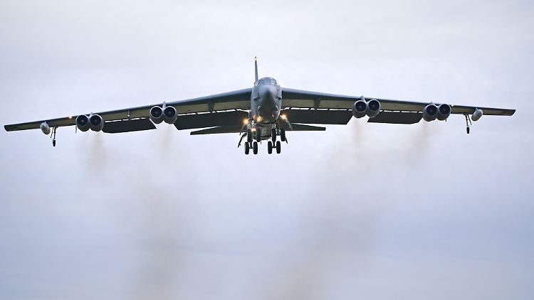 Ein B-52-Bomber der US Air Force landet auf dem Luftwaffenstützpunkt RAF Fairford in Großbritannien (Archivbild).