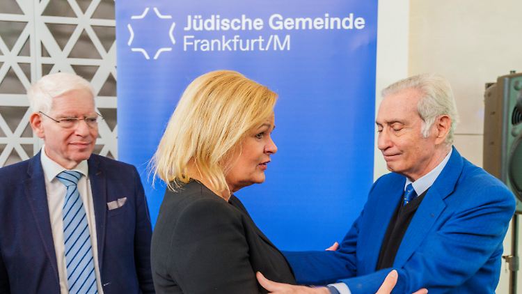Ministerbesuch bei der jüdischen Gemeinde in Frankfurt am Main: Faeser umarmt den Vorsitzenden Salomon Korn.