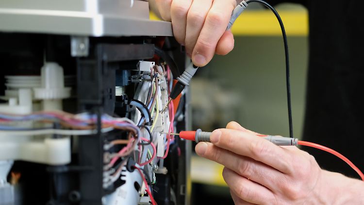 Nur jedes fünfte technische Gerät wird in Deutschland derzeit repariert. Dabei hätten mehr Verbraucher Interesse daran.