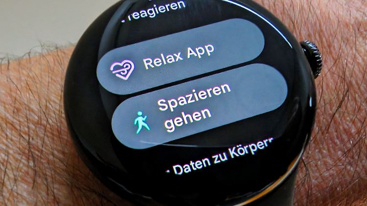 Gestressten Nutzerinnen und Nutzern schlägt die Uhr Atemübungen oder einen Spaziergang vor.