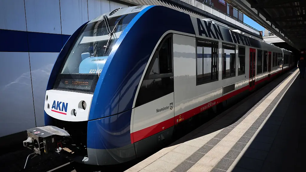 Ein-Zug-der-Eisenbahngesellschaft-AKN-steht-im-Bahnhof-von-Kaltenkirchen