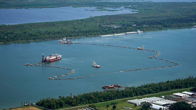 Am Grund des Mississippi wurde eine Unterwasserschwelle gebaut, die das einlaufende Salzwasser zurückhalten soll.