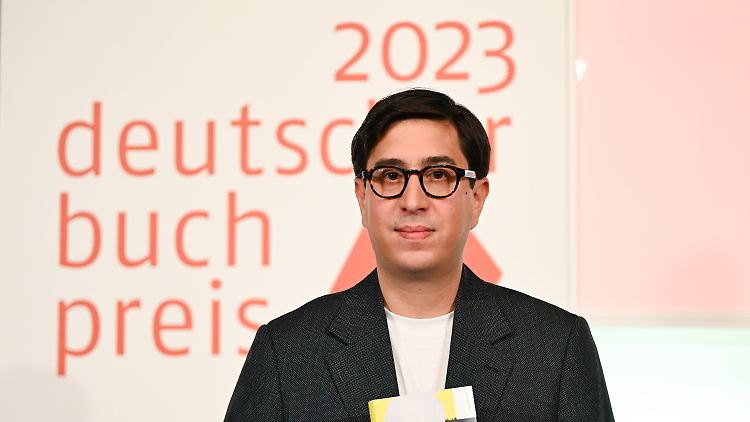 Tonio Schachinger war bereits zuvor für den Deutschen Buchpreis nominiert, diesmal gewinnt er ihn auch.
