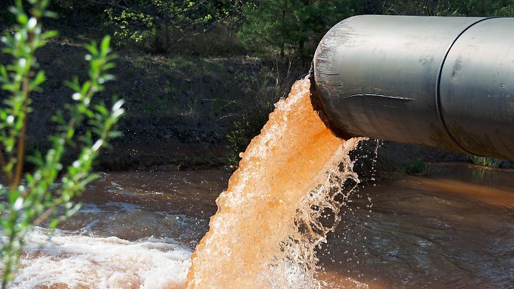 Abwasser wird in einen Fluss eingeleitet.