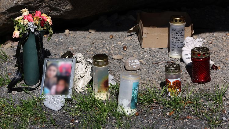 Blumen, Bilder, Kerzen und Grablichter erinnern in Altentreptow an eine 13-Jährige, die nach dem Konsum einer Ecstasy-Pille starb.