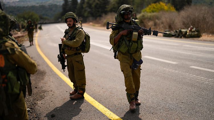 Israelische Soldaten patrouillieren auf einer Straße nahe der Grenze zwischen Israel und dem Libanon.