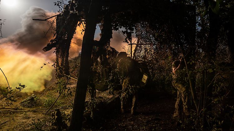 Ukrainische Soldaten feuern Artillerie auf russische Stellungen an der Frontlinie in der Stadt Awdijiwka. 