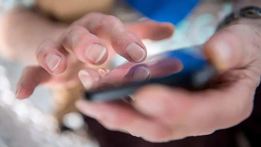 Eine-Seniorin-tippt-auf-ihrem-Smartphone