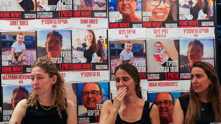 Trauer und Verzweiflung: In Tel Aviv stehen Angehörige vor öffentlich ausgehängten Bildern einiger Entführter. 