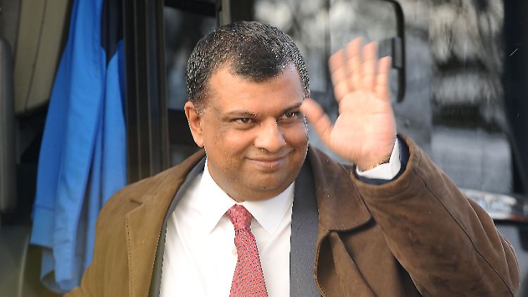 In einem Online-Meeting war Tony Fernandes kürzlich deutlich weniger bekleidet. 
