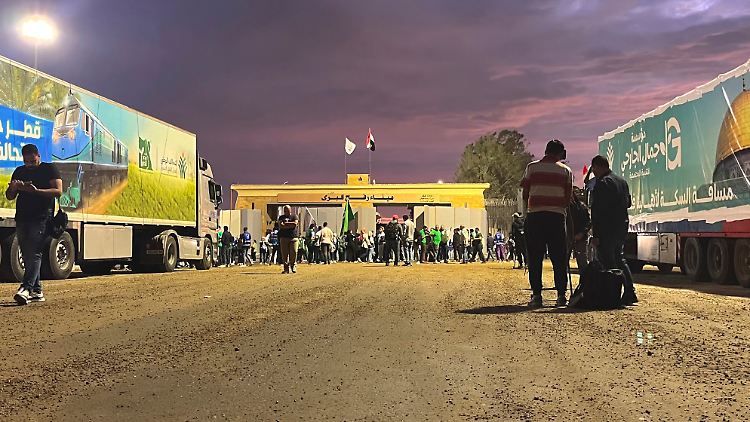 Am Grenzübergang Rafah stehen auf ägyptischer Seite LKW mit Tausenden Tonnen Hilfsgütern - und dürfen nicht in den Gazastreifen. 