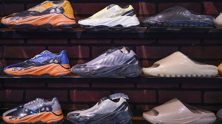 Stoßen auf Interesse und sind nach dem Ende der Zusammenarbeit auch ein abgeschlossenes Sammlergebiet: Der "Yeezy"-Schuh.