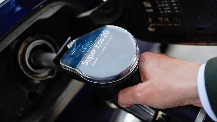 Der ADAC verweist auf die Chance, den CO2-Austoß durch E20 weiter zu senken.