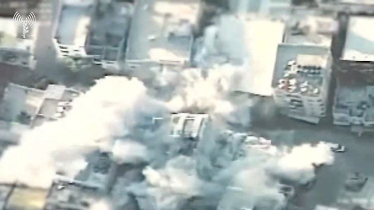 Kampfjets der israelischen Luftwaffe bombardieren ein Gebäude im Gazastreifen.