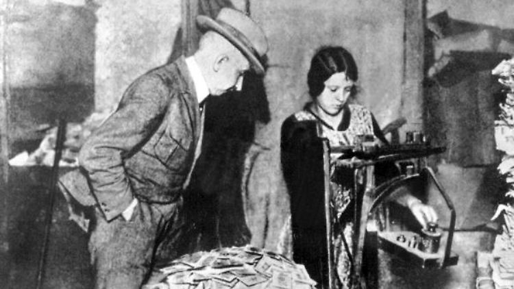 1923 wurden Geldscheine abgewogen - sie waren kaum mehr wert als Papier. Ein Liter Milch kostete 26 Mrd. Mark.