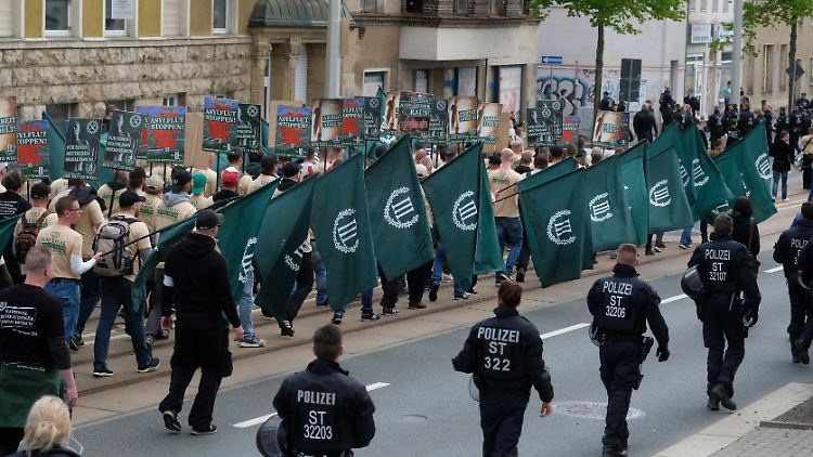 Die rechtsextreme Splitterpartei "Der Dritte Weg" bei einer Demonstration 2019 im sächsischen Plauen. 