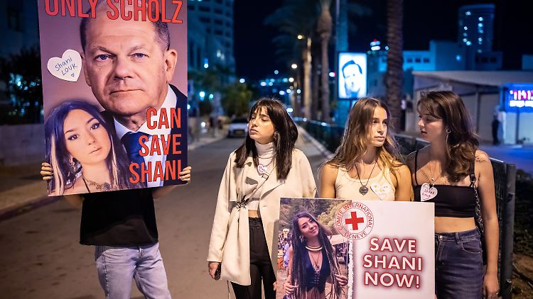Freunde der entführten Shani Louk vor der deutschen Botschaft in Tel Aviv.