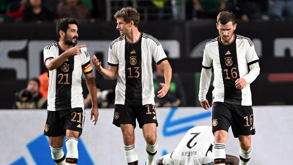 Thomas Müller: Der Routinier startete in seinem 125. Länderspiel in der Sturmspitze und hatte Probleme, sich ins Spiel einzubringen. Ließ sich wie geplant immer wieder nach links fallen, fand aber keine Bindung. Nach 45 Minuten war Schluss. Ärgerte sich, dass sein Abseitstor nicht zählte (37.). Im Stürmer-Ranking aktuell klar hinter Füllkrug.