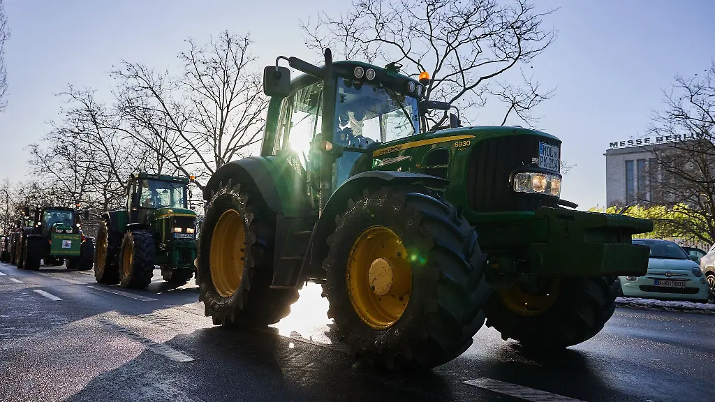 Anlaesslich-der-Internationalen-Gruenen-Woche-findet-eine-Treckerdemo-der-Freien-Bauern-vor-dem-Messegelaende-statt