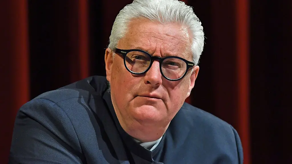 Guy-Montavon-Generalintendant-des-Theaters-Erfurt-sitzt-auf-der-Buehne-des-Theaters-waehrend-einer-Pressekonferenz