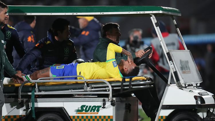 Neymar verlässt den Platz. Erst im Sommer 2024 könnte er zurück sein. 