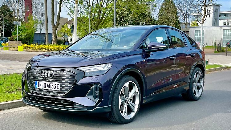 Die Lackierung "Auroraviolett" passt zum stylisch angehauchten Audi Q4 e-Tron, kostet aber 1000 Euro extra.