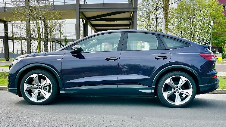 Aus der seitlichen Perspektive wirkt der Audi Q4 Sportback kompakt.
