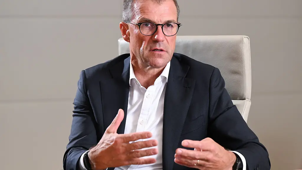 Andreas-Schell-der-Vorstandsvorsitzende-des-Energieversorgungsunternehmens-EnBW-aufgenommen-bei-einem-dpa-Interview-in-den-EnBW-Bueros
