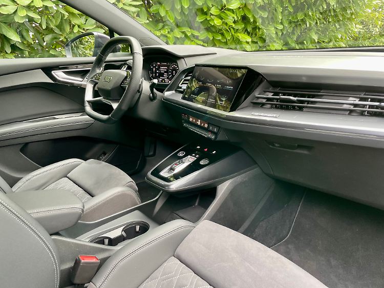 Üppige Sessel und eine verspielte Architektur machen den Innenraum des Audi Q4 e-Tron bequem und spannend.