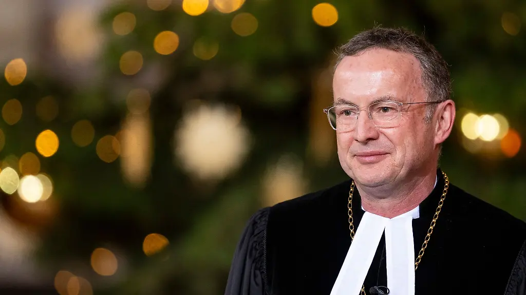 Der-Landesbischof-der-Evangelischen-Kirche-Bayern-Christian-Kopp-spricht-bei-einem-Gottesdienst