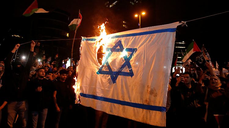 Schon jetzt schwappt der Konflikt auf andere Länder über: In Istanbul verbrennen Demonstranten eine israelische Flagge.
