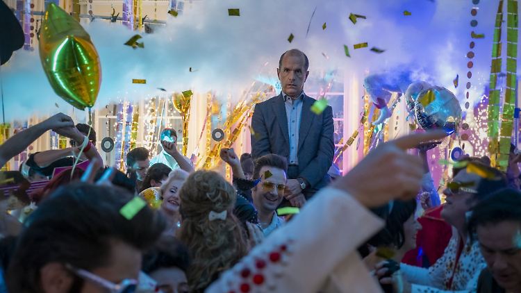 Besoffen und als Elvis verkleidet? Das ist nichts für Hochzeitsplaner Dieter, gespielt von Christoph Maria Herbst.