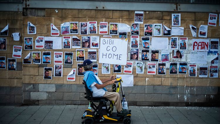 Plakate in Tel Aviv zeigen Personen, die von der Hamas entführt worden sind.