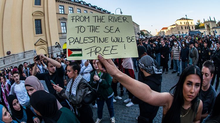 "From the river to to sea, Palestine will be free": Bei den jüngsten Protesten in Deutschland wird auch immer wieder eine Auslöschung Israels gefordert.