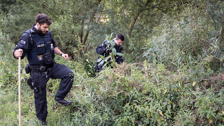 Beamte durchforsteten im Juli das Ufer der Lahn.