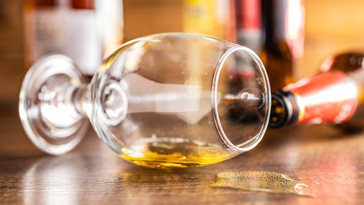 Wer keine Risiken eingehen will, sollte laut Suchtexperten besser komplett auf Alkohol verzichten.