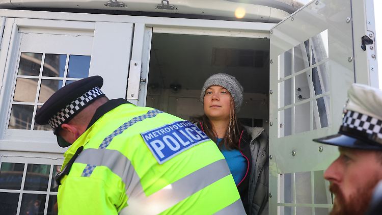 Greta Thunberg wurde am Dienstag von der Metropolitan Police London abgeführt.