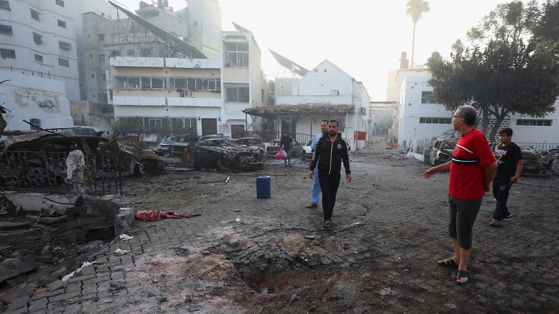 Aufnahme am Al-Ahli-Krankenhaus am Morgen nach der Explosion.